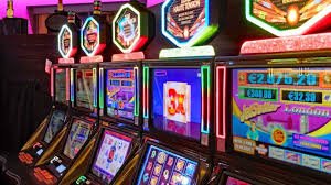 Màn hình điện thoại hiển thị bàn baccarat live với dealer tại xin 8